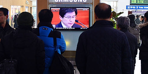 헌재 통합진보당 해산 결정 뉴스 시청하는 시민들/뉴시스