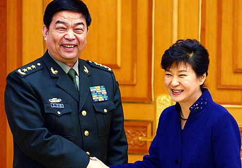 창완취안 중국 국방부장과 인사 나누는 박 대통령/뉴시스