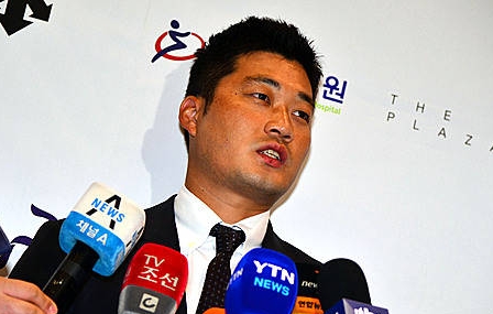 출국 전 인터뷰하는 한신 타이거즈 오승환/뉴시스
