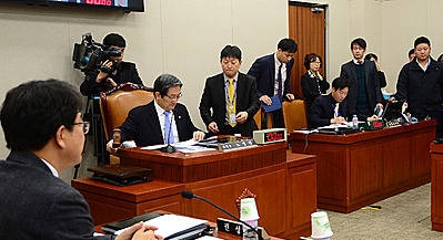 의사봉 두드리는 노영민 자원외교 국조특위 위원장/뉴시스