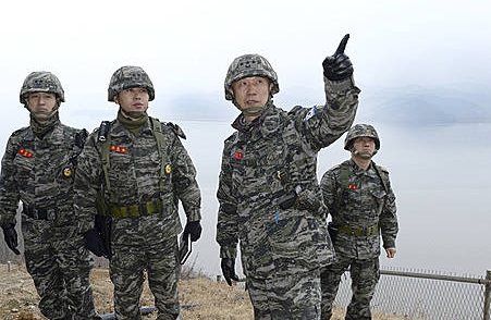 애기봉 소초 작전지도 중인 이영주 해병대사령관/뉴시스