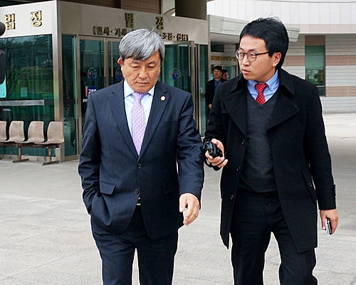 법원 나서는 김기영 강릉시의원/뉴시스