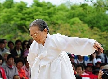 춤사위 선보이는 조갑녀 명무/뉴시스