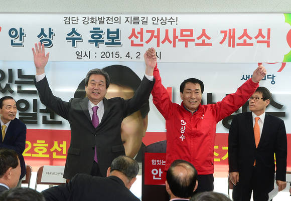 참석자들에게 인사하는 김무성-안상수/뉴시스