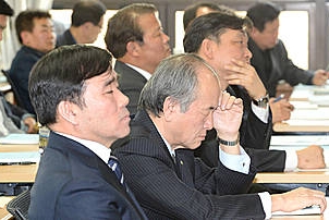 골머리 앓는 개성공단 입주기업 대표자들/뉴시스