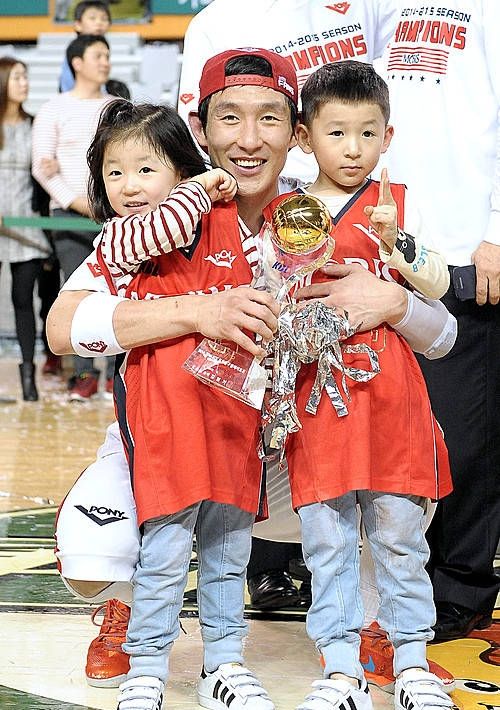 기념촬영하는 MVP 양동근/뉴시스