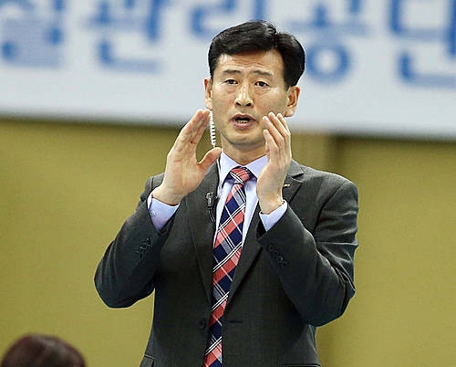 경기 지켜보는 도로공사 서남원 감독/뉴시스