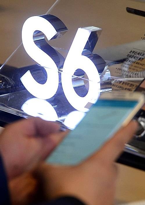 '갤럭시S6·S6 엣지 살펴보는 시민들'/뉴시스
