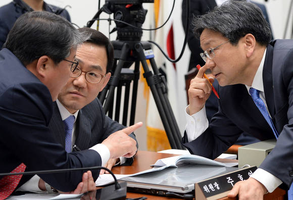 이야기 나누는 주호영-조원진-강기정/뉴시스