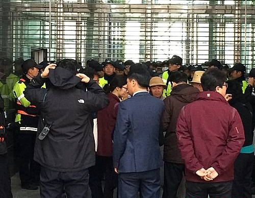 시청 출입 통제하는 경찰들/뉴시스
