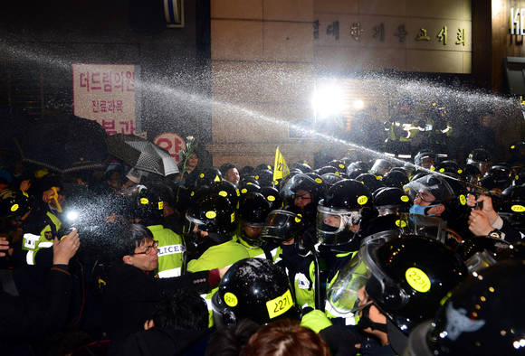 캡사이신 맞는 세월호 추모 행진/뉴시스