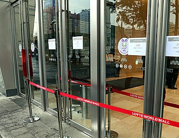 제2롯데월드, 사고 난 문 앞에서 설치된 통제선과 안내문/뉴시스