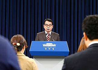 김성우 청와대 홍보수석, 박근혜 대통령 메시지 발표/뉴시스