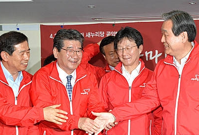지도부 격려하는 김무성 대표/뉴시스