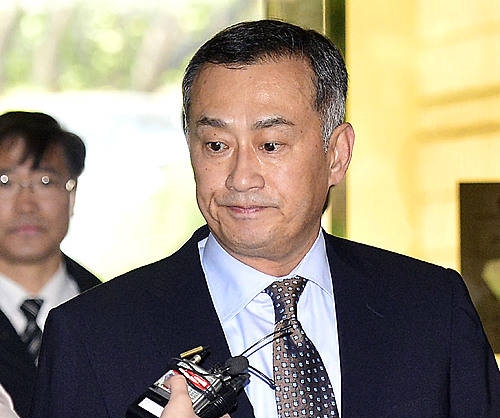 취재질 질문 듣는 장세주 회장/뉴시스