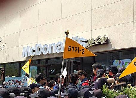 알바노조, 맥도날드 매장 기습시위 중 경찰과 대치/뉴시스
