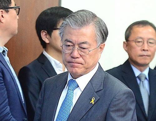 회의실 들어오는 문재인 대표/뉴시스
