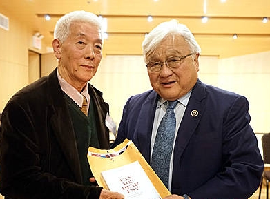美한인들 '위안부구술집' 연방의원들에게 배포…백영현회장과 혼다의원/뉴시스