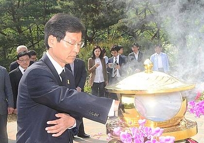 분향하는 천정배 의원/뉴시스