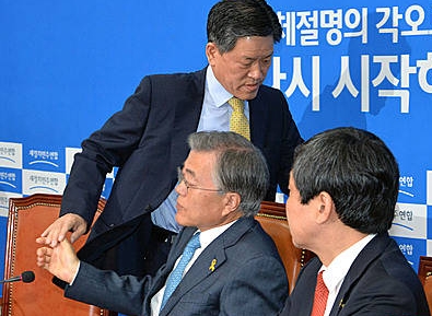 문재인 대표 만류 뿌리치고 밖으로 나가는 주승용 최고위원/뉴시스