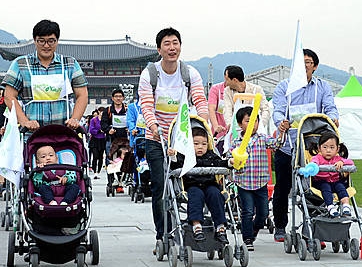 아빠와 신나게 유모차 퍼레이드/뉴시스