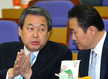 서용교 의원과 대화 나누는 김무성 대표/뉴시스