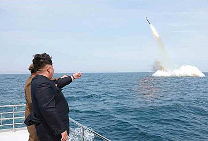 北 김정은, 전략잠수함 탄도탄수중시험발사 참관/뉴시스