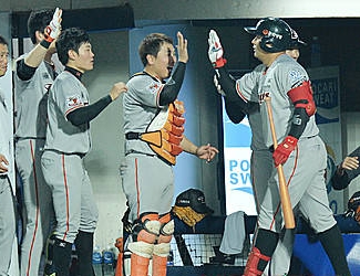 대타 김태균, 그랜드슬램 축하/뉴시스