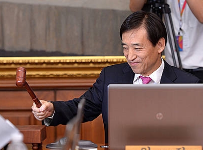 의사봉 두드리는 이주열 총재/뉴시스