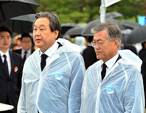 나란히 참배하는 김무성, 문재인/뉴시스