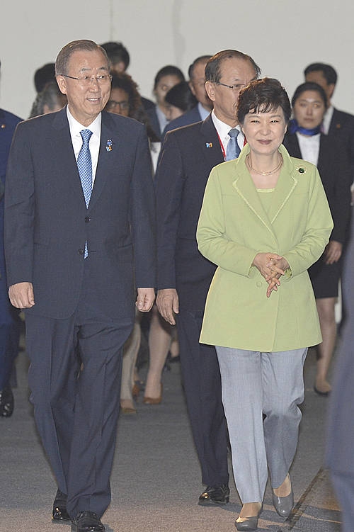 세계교육포럼 참석하는 박 대통령/뉴시스