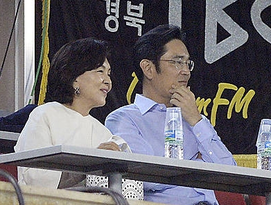 어머니와 야구 관람하는 이재용 삼성전자 부회장/뉴시스