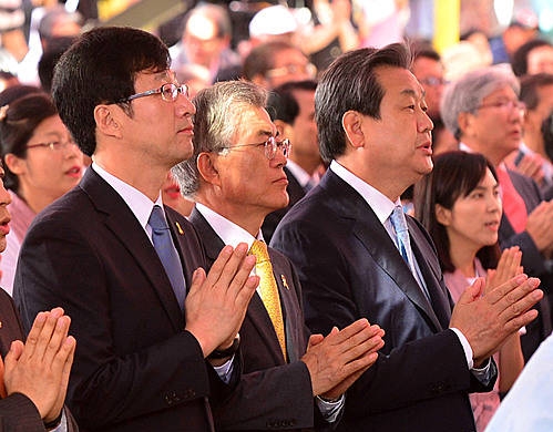 합장한 정당 대표들/뉴시스