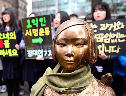 목도리 두른 '평화의 소녀상'/뉴시스