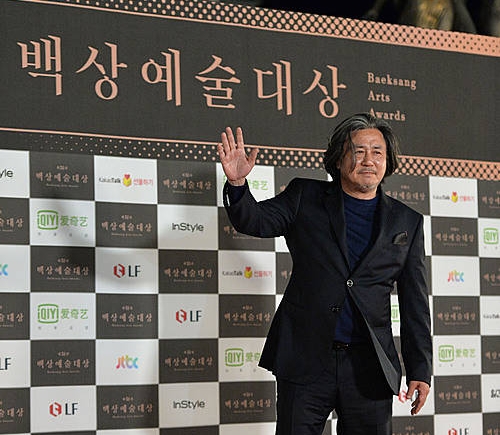 포즈 취하는 최민식/뉴시스