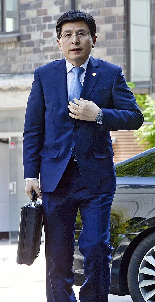 출근하는 황교안 국무총리 후보자/뉴시스