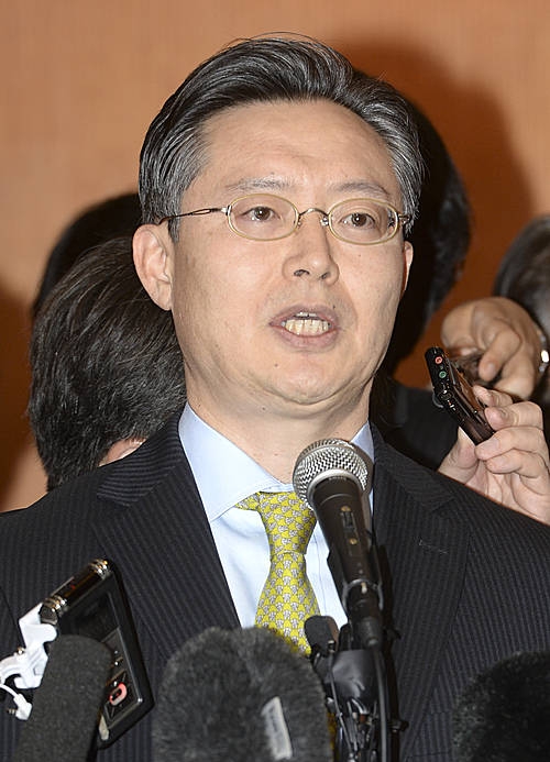 취재진의 질문에 답하는 황준국 본부장/뉴시스