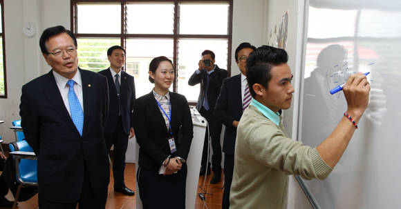 수파누봉 대학교 세종학당 방문한 정의화 국회의장/뉴시스