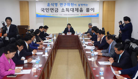 국가경쟁력강화포럼 인사말하는 윤상현/뉴시스