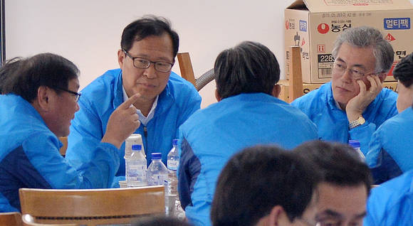 원탁토론하는 문재인 대표/뉴시스
