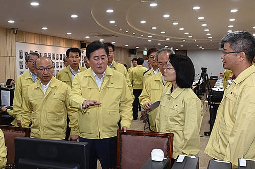 최경환 국무총리 직무대행, 보건복지부 메르스 대책본부 방문/뉴시스