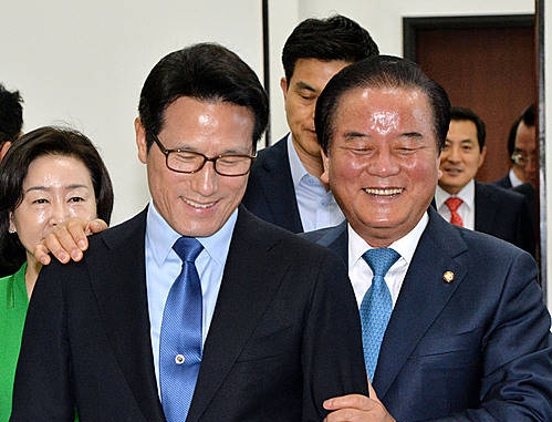 웃으며 회의실 들어서는 정갑윤, 정병국/뉴시스