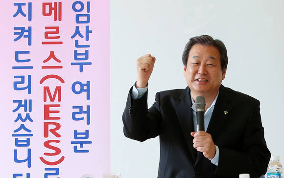 간담회에서 의료진 격려하는 김무성 대표/뉴시스