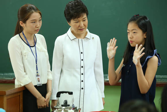 메르스 대응 손씻기 수업 참관하는 박 대통령/뉴시스