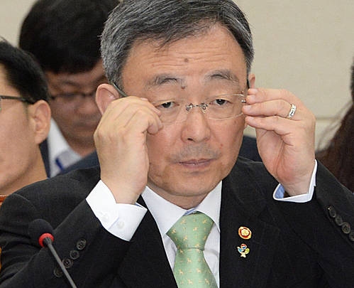 안경 고쳐쓰는 최성준 방통위원장/뉴시스