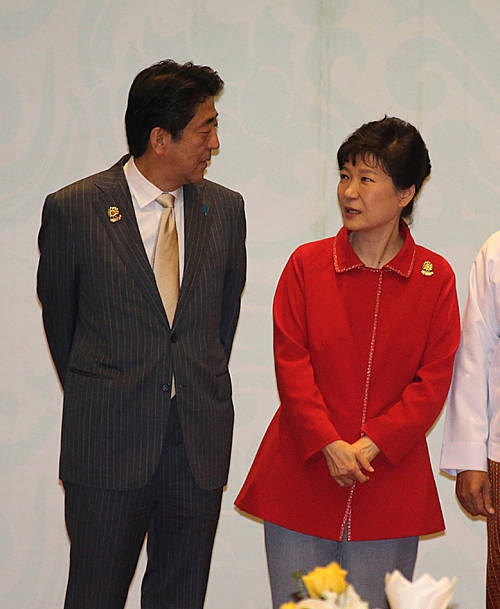 대화하는 박근혜 대통령과 아베 신조 일본 총리/뉴시스