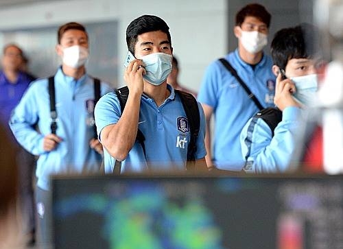 마스크 쓰고 귀국하는 축구대표팀/뉴시스