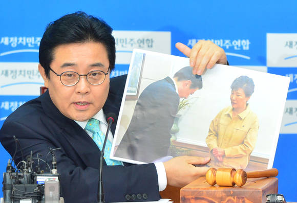 삼성서울병원장 사과 사진 설명하는 전병헌/뉴시스