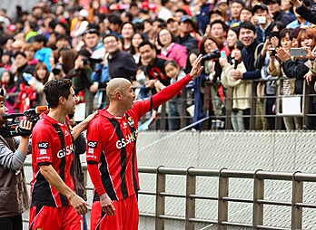 팬들에게 인사하는 FC 서울 차두리/뉴시스