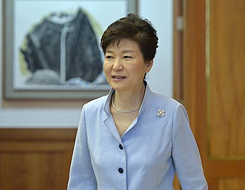 회의 참석하는 박근혜 대통령/뉴시스